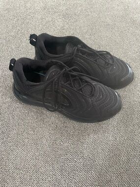 Nike Men's Black Air Max 720 with Air-Cushion Sole